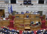 Με ομιλίες του πρωθυπουργού και πολιτικών αρχηγών, στη Βουλή για το ν/σ επιλογής διοικήσεων στο Δημόσιο