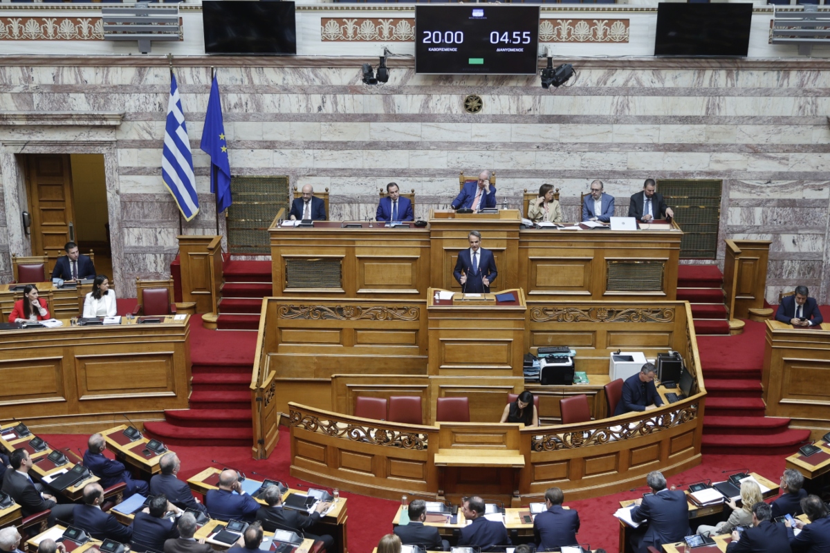 Με ομιλίες του πρωθυπουργού και πολιτικών αρχηγών, στη Βουλή για το ν/σ επιλογής διοικήσεων στο Δημόσιο