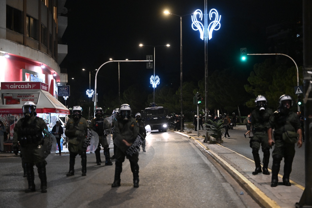 Επεισόδια σε πλατεία Βικτωρίας και Θησείο – Συλλήψεις και προσαγωγές [vid]