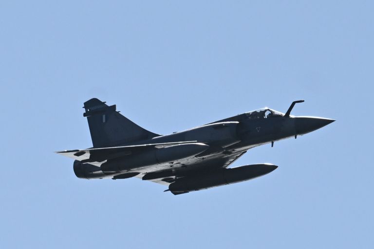 Πολεμική Αεροπορία: Εντωπωσιακές επιδείξεις από αεροσκάφη στον Φλοίσβο [vid]
