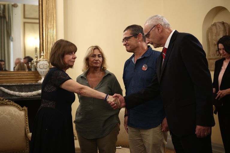 Sakellaropoulou expresses support to the families of Israeli hostages