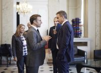 PM Mitsotakis meets President Macron on sidelines of Gaza humanitarian conference