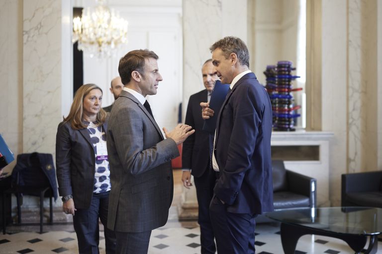 PM Mitsotakis meets President Macron on sidelines of Gaza humanitarian conference