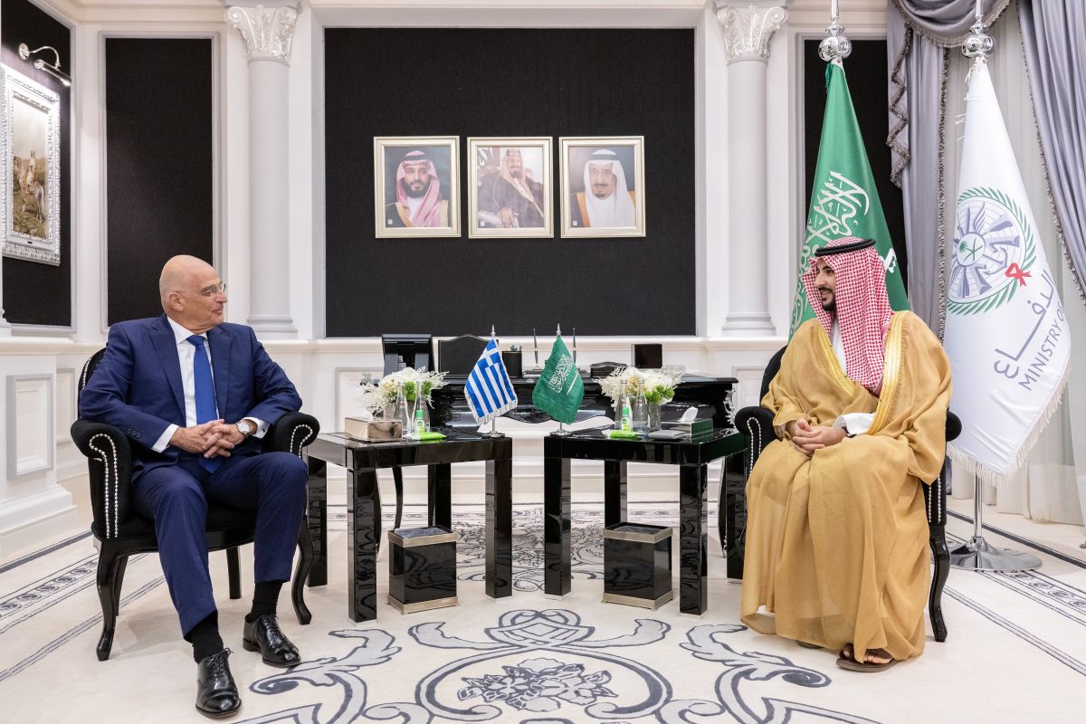 Dendias, Prince Khalid bin Salman discuss wider defence cooperation between Greece and Saudi Arabia