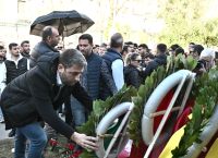 Κατέθεσε στεφάνι στο Πολυτεχνείο ο Ανδρουλάκης – Προηγήθηκε μικροένταση [vid]