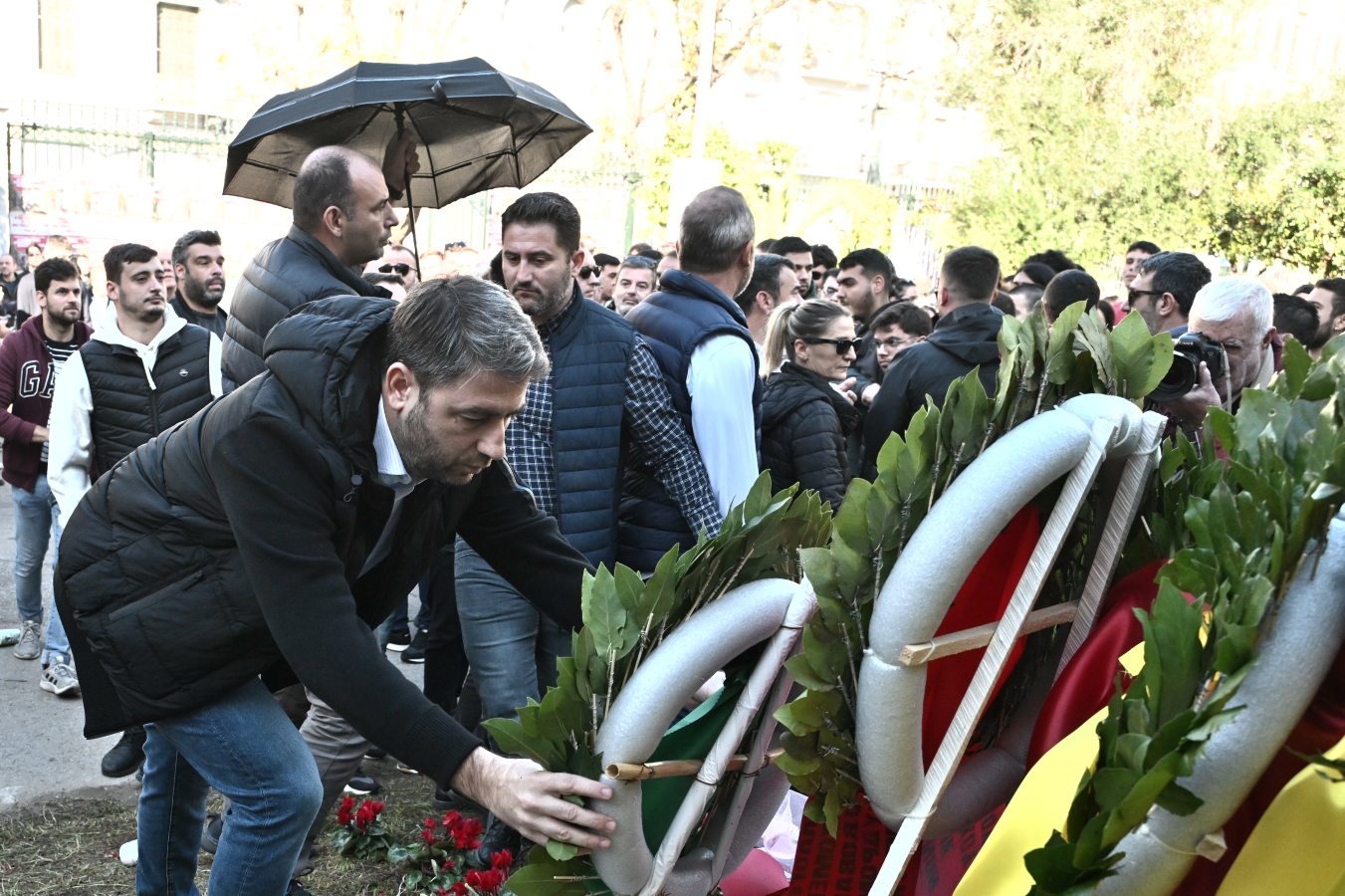 Κατέθεσε στεφάνι στο Πολυτεχνείο ο Ανδρουλάκης – Προηγήθηκε μικροένταση [vid]