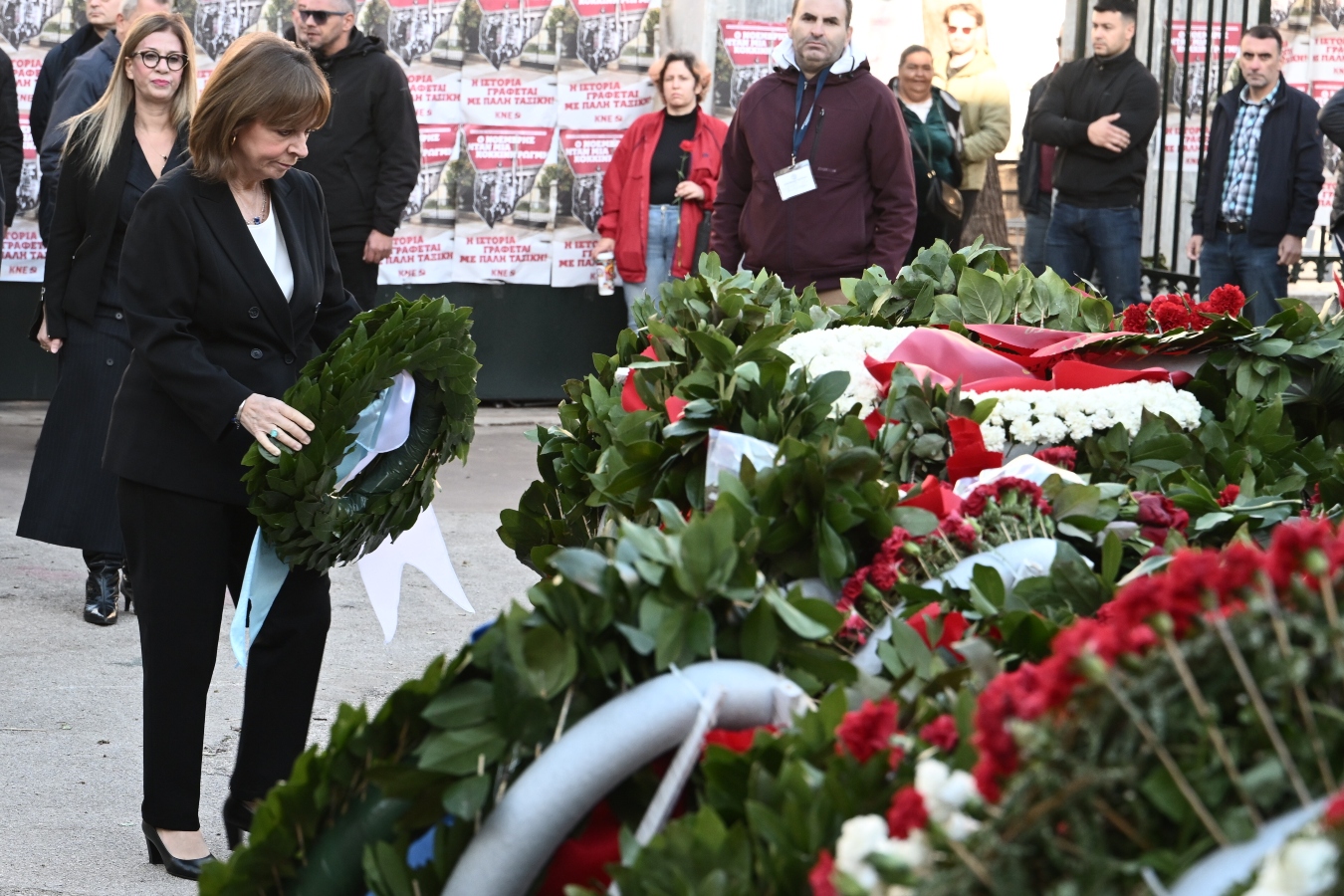 Η Σακελλαροπούλου κατέθεσε στεφάνι για την 50η επέτειο του Πολυτεχνείου [vid]
