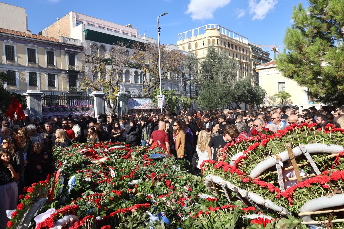 Πολυτεχνείο: Φόρος τιμής από μαθητές, φοιτητές, πλήθος κόσμου [vid]
