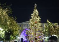 Φωταγωγήθηκε το δέντρο στο Σύνταγμα [pics,vid]