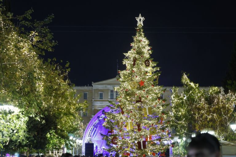 Φωταγωγήθηκε το δέντρο στο Σύνταγμα [pics,vid]