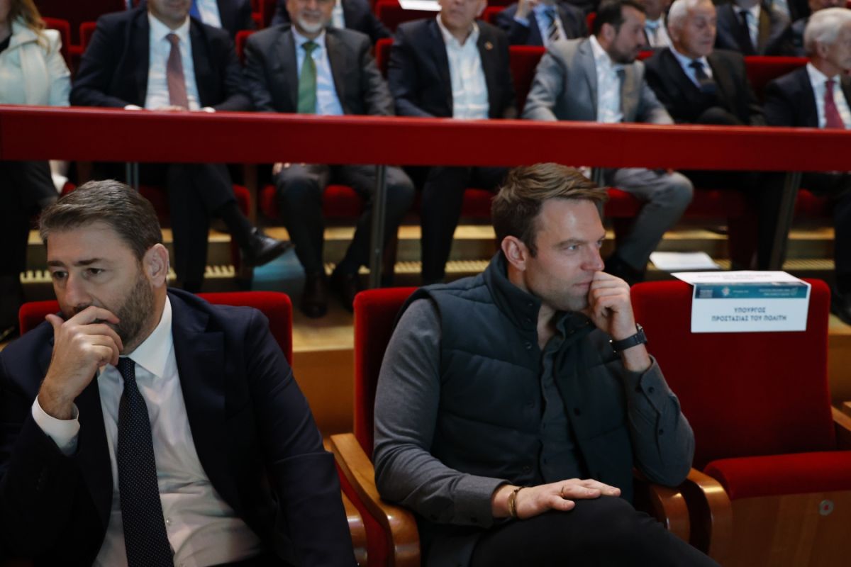 “Δύο ξένοι” Ανδρουλάκης και Κασσελάκης – Αντάλλαξαν “ψυχρή” χειραψία [vid]