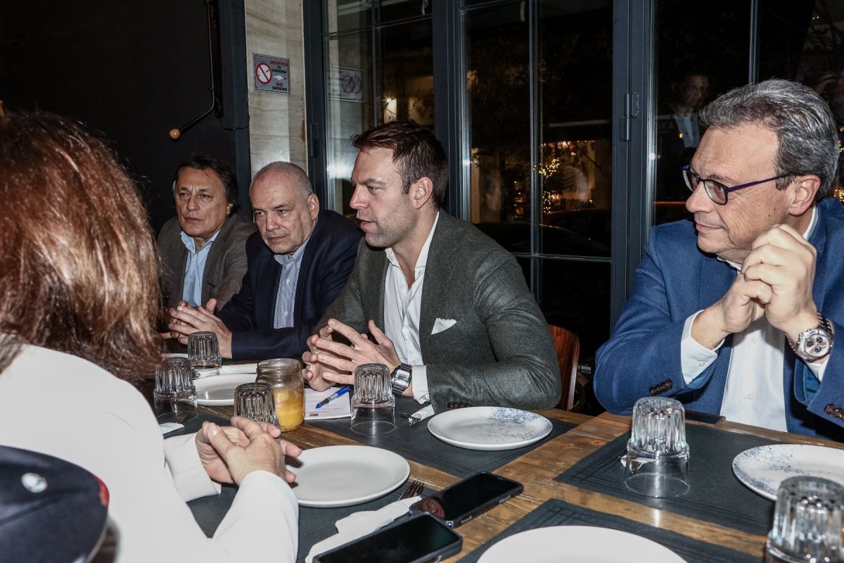 Στέφανος Κασσελάκης: Βραδινή έξοδος στο Παγκράτι με βουλευτές του ΣΥΡΙΖΑ [vid]