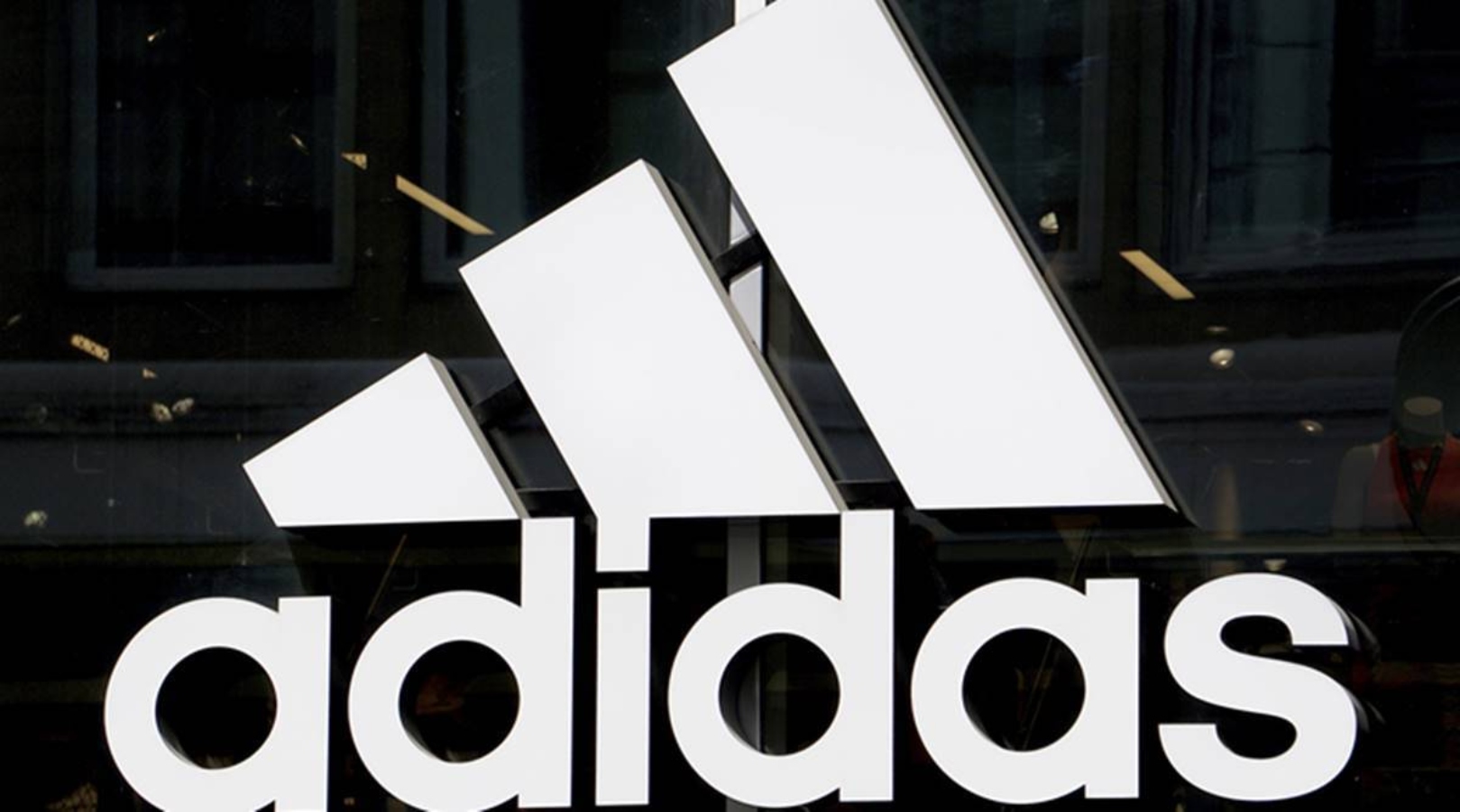Ξεφορτώνεται τα Yeezy η Adidas – Συνεχίζει τις πωλήσεις το 2024