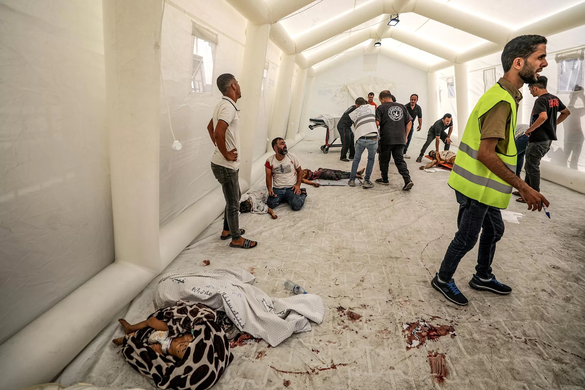 Έφοδος του ισραηλινού στρατού στο νοσοκομείο Αλ Σίφα – Τεθωρακισμένα μπήκαν στο συγκρότημα