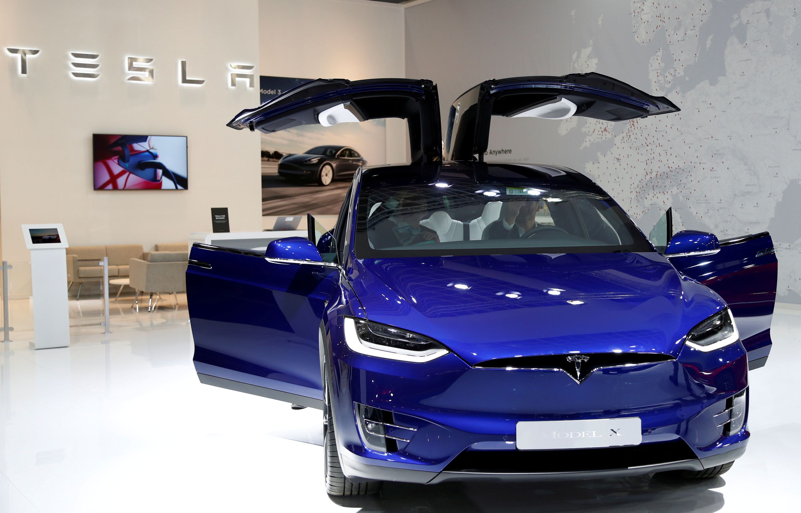 Tesla: Απώλειες 80 δισ. μετά την πρόβλεψη Μασκ για επιβράδυνση