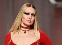 Η Τζίτζι Χαντίντ κατηγορεί το Ισραήλ ότι κρατά παιδιά όμηρους σε άθλιες συνθήκες