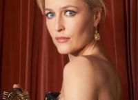 Η Gillian Anderson είναι πολλά περισσότερα από μία σεξοθεραπεύτρια στο Sex Education