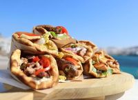 Θα φτάσει το σουβλάκι να κάνει 4 ευρώ – Θα χρεώνονται έξτρα πατάτες, ντομάτα και κρεμμύδι