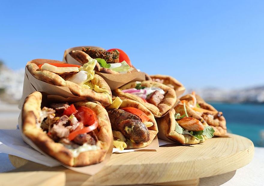 Θα φτάσει το σουβλάκι να κάνει 4 ευρώ – Θα χρεώνονται έξτρα πατάτες, ντομάτα και κρεμμύδι