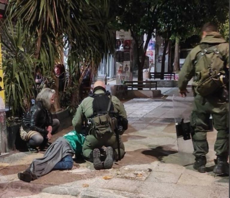 Πρώτες βοήθειες σε αλλοδαπό από άνδρες των ΜΑΤ το βράδυ στα Εξάρχεια [pics]