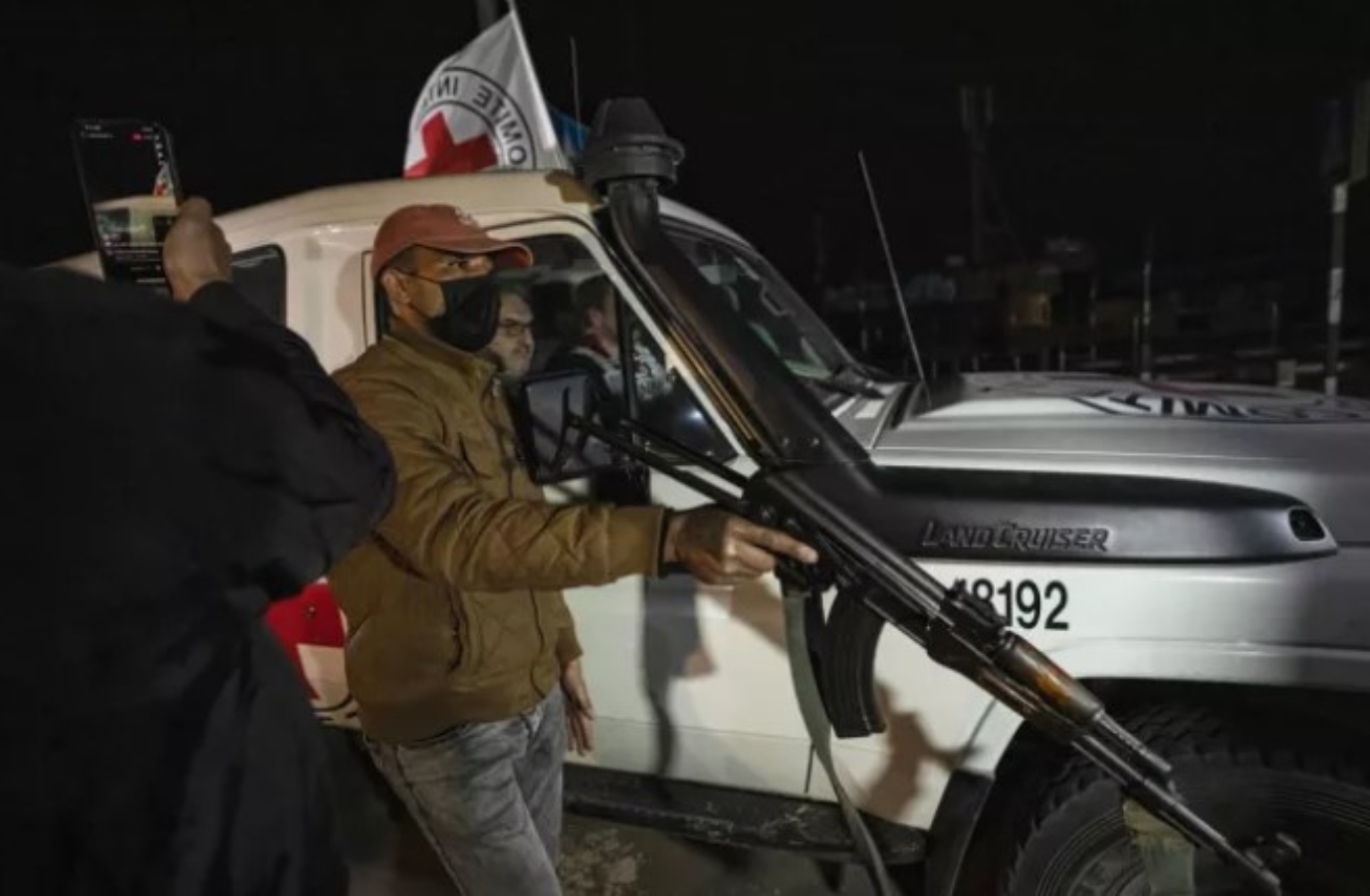 Απελευθερώθηκε η 3η ομάδα ομήρων από τη Χαμάς – Τους παρέδωσαν στον Ερυθρό Σταυρό [vid]
