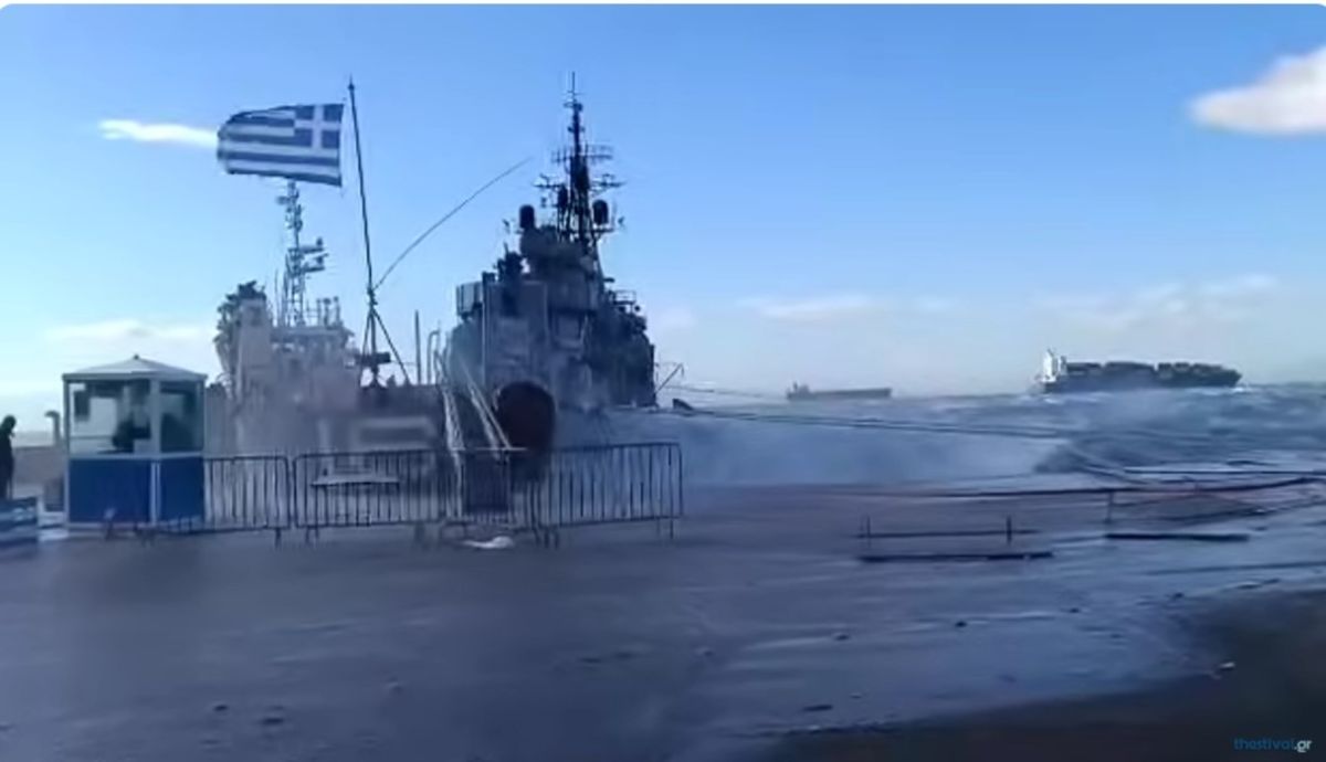 Θεσσαλονίκη: Χτυπήθηκε το «Βέλος» από τα κύματα [vid]