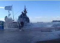 Θεσσαλονίκη: Χτυπήθηκε το «Βέλος» από τα κύματα [vid]