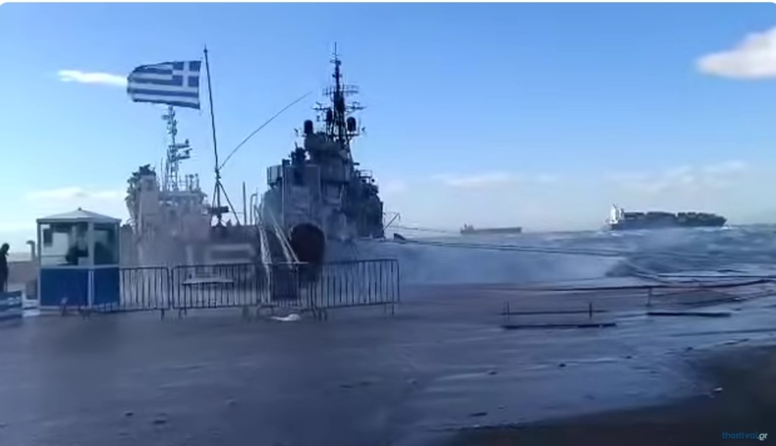 Θεσσαλονίκη: Χτυπήθηκε το «Βέλος» από τα κύματα [vid]