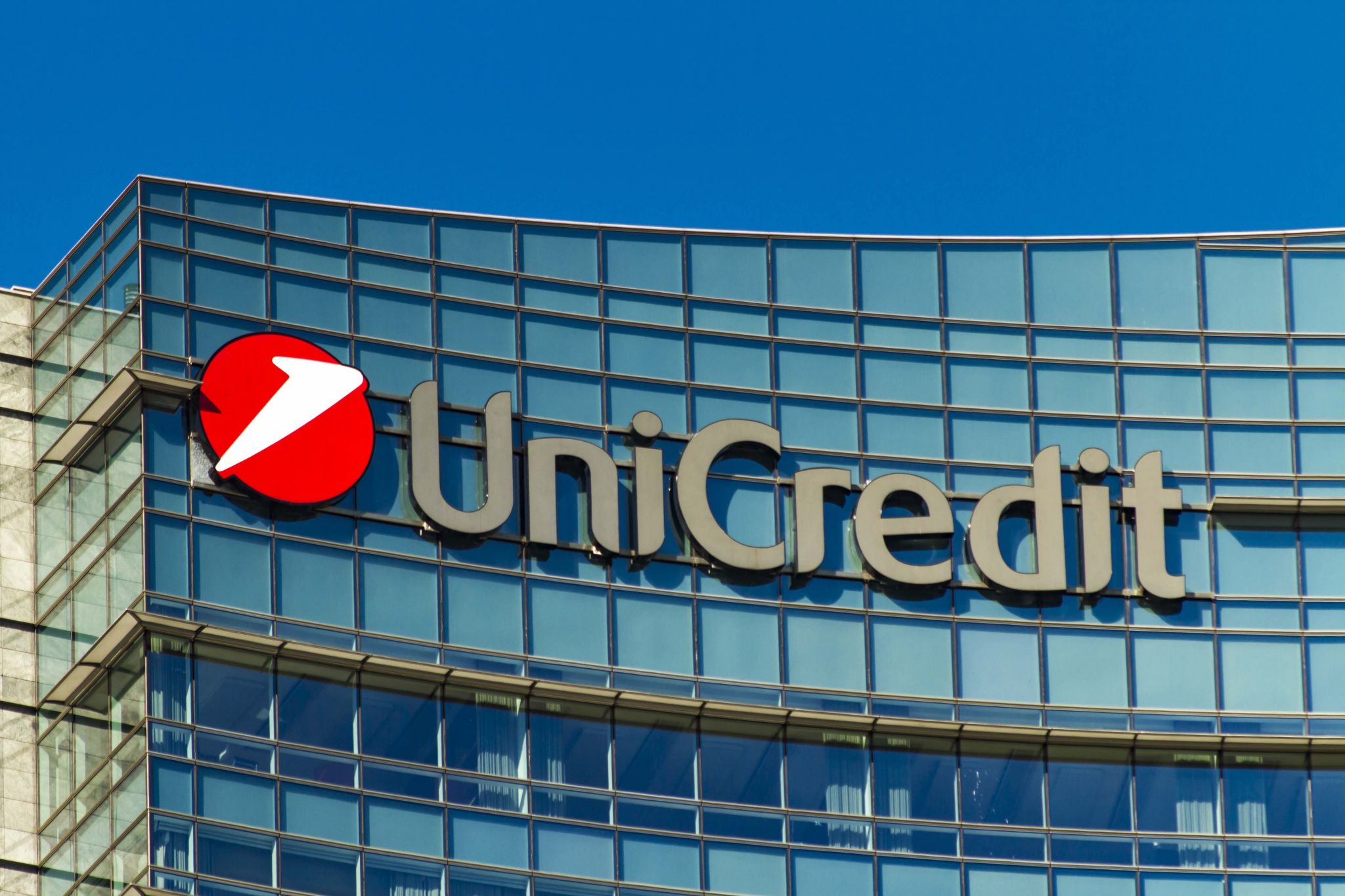 UniCredit: Αδύναμη ανάπτυξη, μειώσεις επιτοκίων και +10 οι μετοχές το 2024