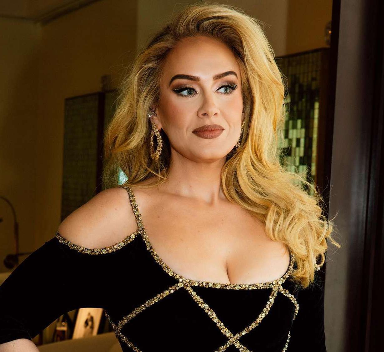 Adele: Σταμάτησε να πίνει πριν από 3 μήνες -«Ήμουν οριακά αλκοολική στα 20 μου»