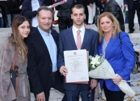 Αλεξία Κουλούρη – Δημήτρης Οικονόμου: Πήρε πτυχίο ο γιος τους Αλεξία Κουλούρη – Δημήτρης Οικονόμου: Πήρε πτυχίο ο γιος τους