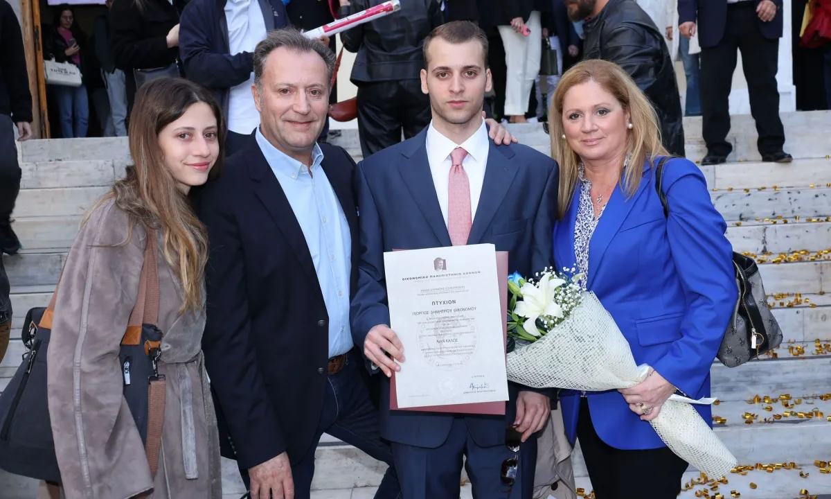Αλεξία Κουλούρη – Δημήτρης Οικονόμου: Πήρε πτυχίο ο γιος τους