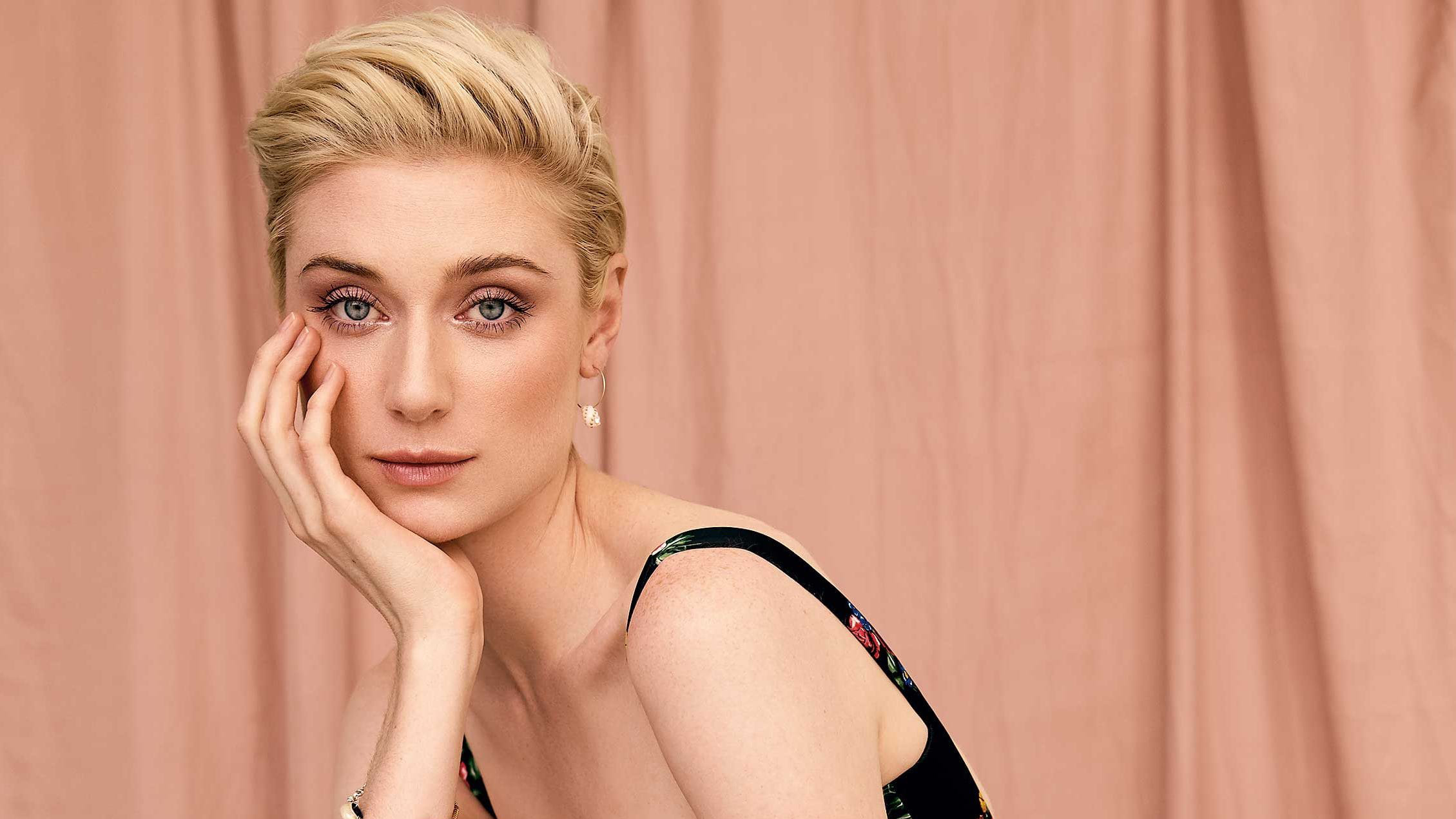 Elizabeth Debicki: Εντυπωσίασε η Diana στην πρεμιέρα της σειράς “The Crown”