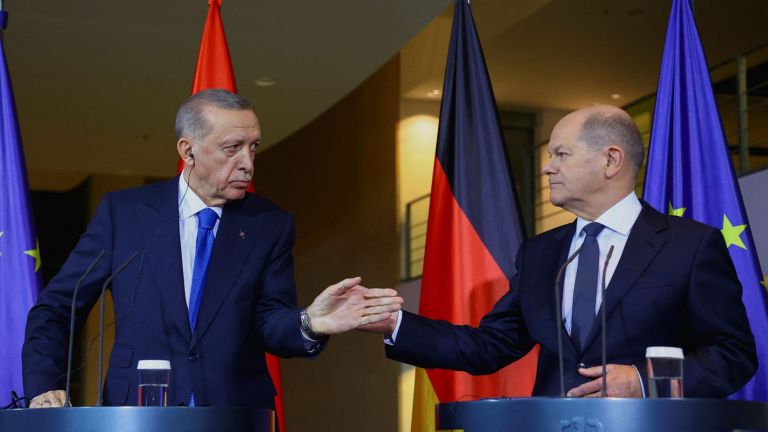 Τι γράφει ο γερμανικός Τύπος για την προκλητική εμφάνιση Ερντογάν και την στάση Σολτς [vid]