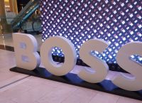 Hugo Boss: Προσβλέπει σε συνολικά έσοδα άνω των 4 δισ. ευρώ φέτος