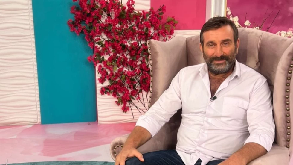 Ηλίας Βαλάσης: «Η δουλειά της γυναίκας μου είναι να μεγαλώνει τα τρία παιδιά μας»