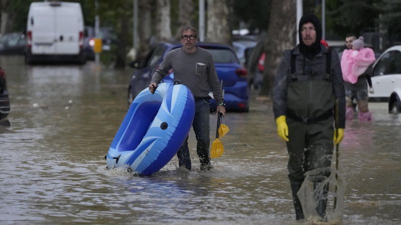 Η κακοκαιρία στην Ιταλία – Έξι νεκροί και φόβοι για υπερχείλιση του μεγάλου ποταμού Άρνο