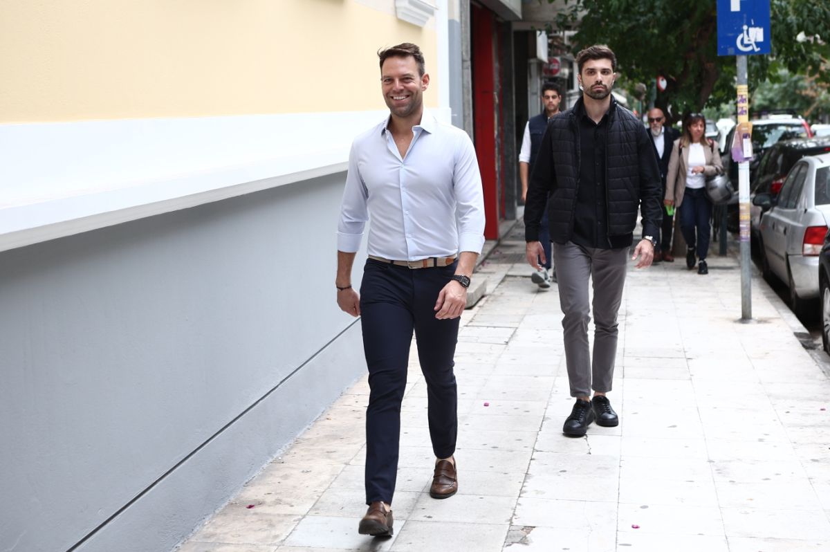 Στέφανος Κασσελάκης: Βόλτα στην Αθήνα παρέα με άστεγους [vid]