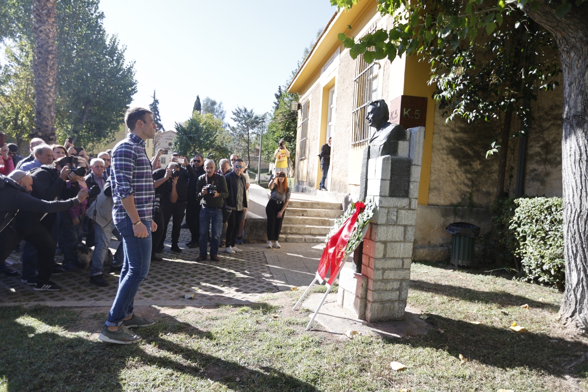 Στέφανος Κασσελάκης: Κατέθεσε στεφάνι στο μνημείο ΕΑΤ-ΕΣΑ [vid]
