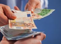 Δεν μας φτάνει ο μισθός για να βγάλουμε όλο τον μήνα – Τι λένε οι καταναλωτές