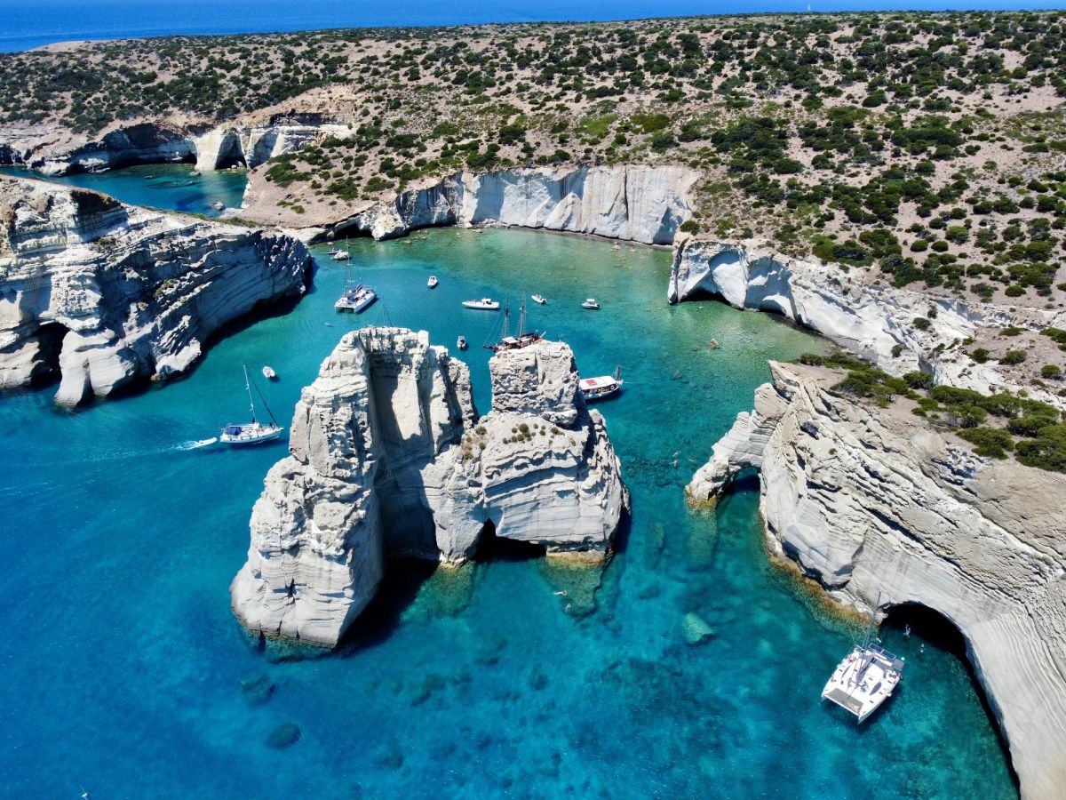 Η Μήλος στην λίστα Forbes με τους 24 καλύτερους προορισμούς για το 2024