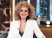 Η ενόχληση της Λασκαράκη όταν ρωτήθηκε αν θα πάει καλεσμένος ο Τσιμιτσέλης