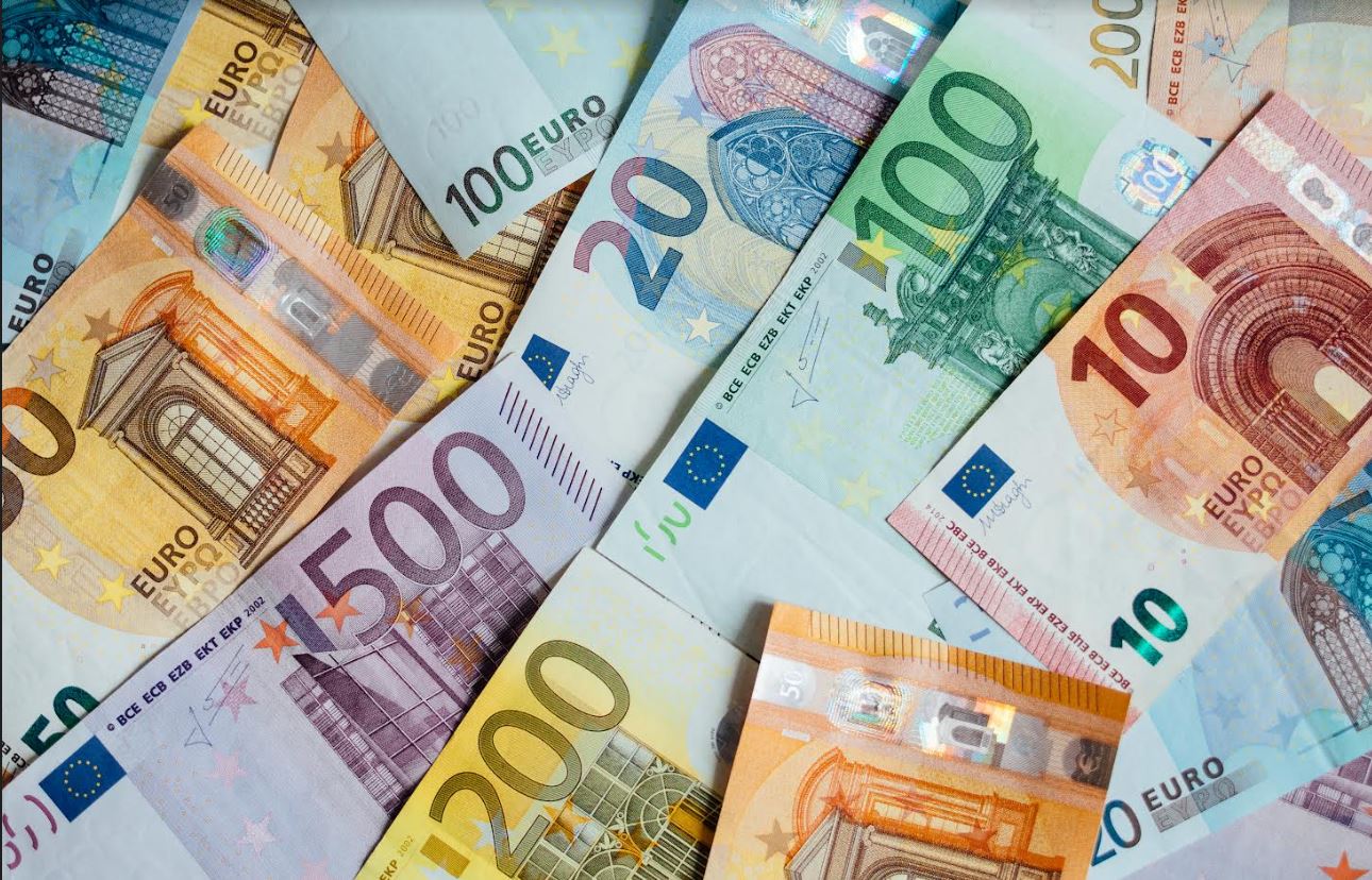 Καίνε κόσμο τα μετρητά – Πώς τα €1.000 θα κοστίζουν… €2.000