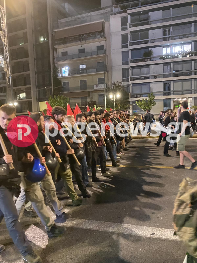Πορεία Πολυτεχνείου: Συμμετέχουν χιλιάδες πολίτες – Απροσπέλαστο το κέντρο [pics]