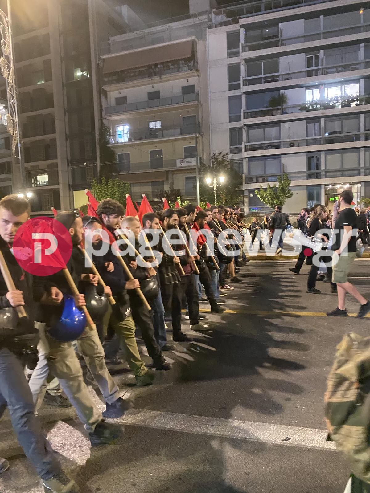 Πορεία Πολυτεχνείου: Συμμετέχουν χιλιάδες πολίτες – Απροσπέλαστο το κέντρο [pics]