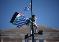 Στα χέρια των αρχών 22χρονος που ύψωσε την παλαιστινιακή σημαία σε συγκέντρωση στο Σύνταγμα