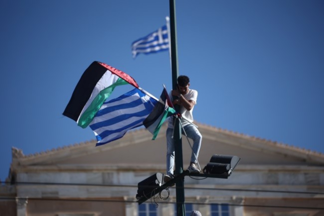 Στα χέρια των αρχών 22χρονος που ύψωσε την παλαιστινιακή σημαία σε συγκέντρωση στο Σύνταγμα