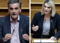 Τσακαλώτος και Πέρκα δεν παραδίδουν την έδρα τους [vid]