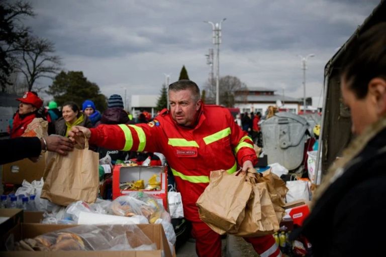 Πολωνία: Δεν εμποδίζεται η ανθρωπιστική βοήθεια προς την Ουκρανία [vid]