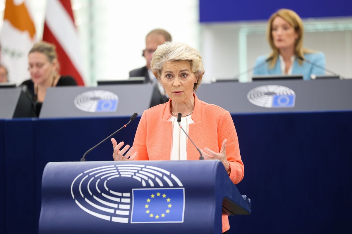 Φον Ντερ Λάιεν: Η ΕΕ θα βοηθήσει την Ουκρανία “ό,τι κι αν συμβεί”